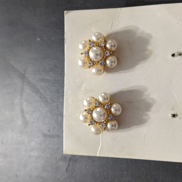 𝅺Gold Tone White Faux Pearl and Clear Rhinestone Floral Stud Statement Earrings - Picture 1 of 1